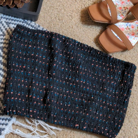 🌼Medium Black + Floral Crop Top🌼 - Picture 4 of 7